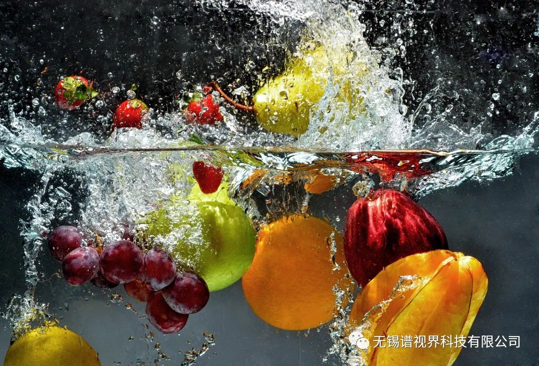 新鲜水果溅入水.jpg