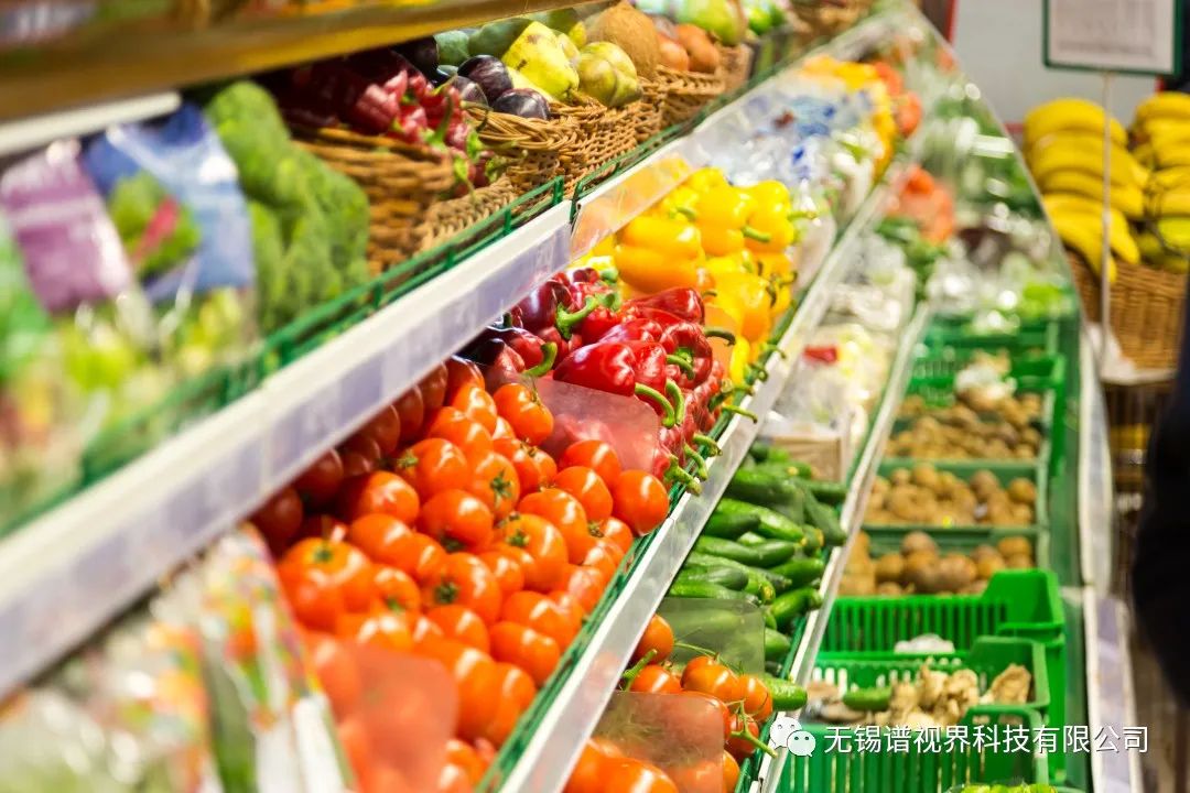 水果和蔬菜是在超市的货架上。健康饮食.jpg